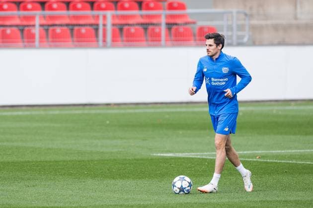 UEFA Champions League: Abschlusstraining Bayer 04 Leverkusen; 30.09.2025 Jonas Hofmann (Bayer 04 Leverkusen,7) mit Ball UEFA Champions League: Abschlusstraining Bayer 04 Leverkusen, Leverkusen, Ulrich-Haberland-Stadion am 30.09.2025 Copyright: xBEAUTIFULxSPORTS Wunderlx