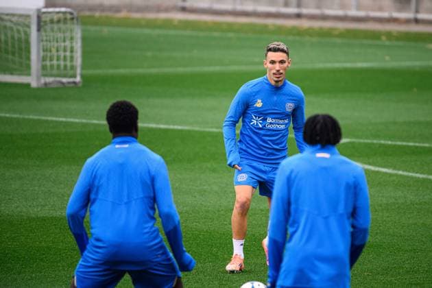 LEVERKUSEN, GERMANY - 30 SEPTEMBER, 2025: Alejandro Grimaldo - UEFA Champions League, MD-1, practice FC Bayer 04 Leverkusen at BayArena.  Copyright: xVITALIIxKLIUIEVx