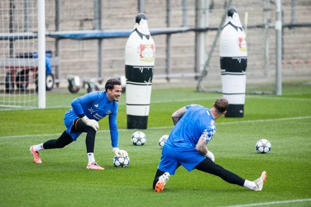 UEFA Champions League: Abschlusstraining Bayer 04 Leverkusen; 30.09.2025 Janis Blaswich (Bayer 04 Leverkusen, 28) und Mark Flekken (Bayer 04 Leverkusen, 1) dehnen sich UEFA Champions League: Abschlusstraining Bayer 04 Leverkusen, Leverkusen, Ulrich-Haberland-Stadion am 30.09.2025 Copyright: xBEAUTIFULxSPORTS Wunderlx