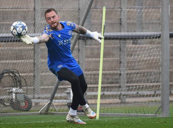 30.09.2025, xophax, Fussball , Champions-League Bayer Leverkusen Training vor dem Spiel gegen PSV Eindhoven Torwart Mark Flekken ( Bayer Leverkusen ) Leverkusen