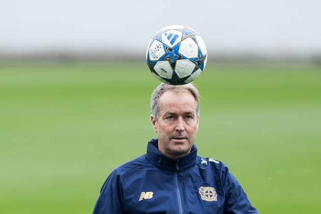 UEFA Champions League: Abschlusstraining Bayer 04 Leverkusen; 30.09.2025 Kasper Hjulmand (Cheftrainer Bayer 04 Leverkusen) vor dem Training allein mit Ball UEFA Champions League: Abschlusstraining Bayer 04 Leverkusen, Leverkusen, Ulrich-Haberland-Stadion am 30.09.2025 Copyright: xBEAUTIFULxSPORTS Wunderlx