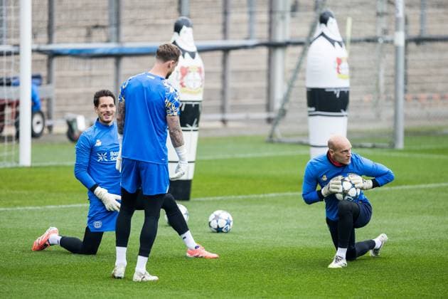 UEFA Champions League: Abschlusstraining Bayer 04 Leverkusen; 30.09.2025 Janis Blaswich (Bayer 04 Leverkusen, 28), Mark Flekken (Bayer 04 Leverkusen, 1) und Niklas Lomb (Bayer 04 Leverkusen, 36) dehnen sich UEFA Champions League: Abschlusstraining Bayer 04 Leverkusen, Leverkusen, Ulrich-Haberland-Stadion am 30.09.2025 Copyright: xBEAUTIFULxSPORTS Wunderlx