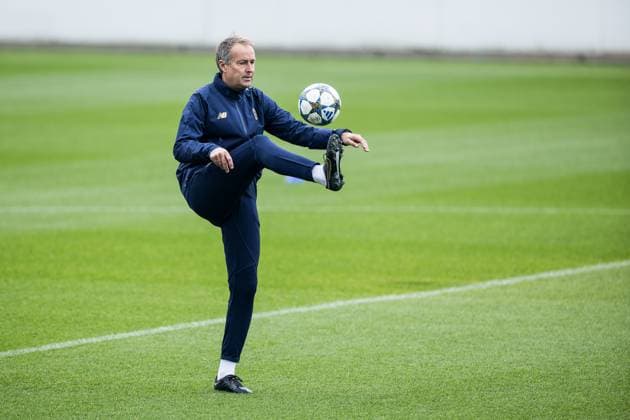 UEFA Champions League: Abschlusstraining Bayer 04 Leverkusen; 30.09.2025 Kasper Hjulmand (Cheftrainer Bayer 04 Leverkusen) vor dem Training allein mit Ball UEFA Champions League: Abschlusstraining Bayer 04 Leverkusen, Leverkusen, Ulrich-Haberland-Stadion am 30.09.2025 Copyright: xBEAUTIFULxSPORTS Wunderlx
