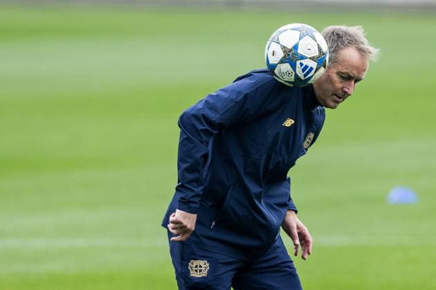 UEFA Champions League: Abschlusstraining Bayer 04 Leverkusen; 30.09.2025 Kasper Hjulmand (Cheftrainer Bayer 04 Leverkusen) vor dem Training allein mit Ball, lässt ihn sich über die Schulter rollen UEFA Champions League: Abschlusstraining Bayer 04 Leverkusen, Leverkusen, Ulrich-Haberland-Stadion am 30.09.2025 Copyright: xBEAUTIFULxSPORTS Wunderlx