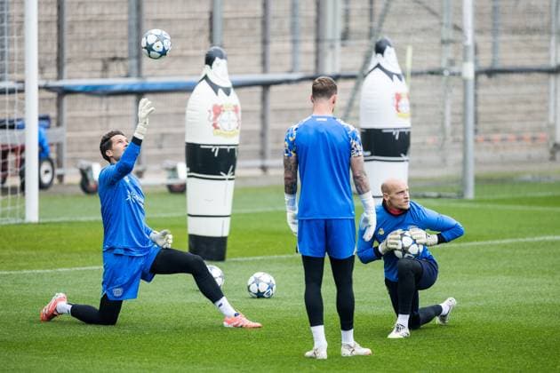 UEFA Champions League: Abschlusstraining Bayer 04 Leverkusen; 30.09.2025 Janis Blaswich (Bayer 04 Leverkusen, 28), Mark Flekken (Bayer 04 Leverkusen, 1) und Niklas Lomb (Bayer 04 Leverkusen, 36) dehnen sich UEFA Champions League: Abschlusstraining Bayer 04 Leverkusen, Leverkusen, Ulrich-Haberland-Stadion am 30.09.2025 Copyright: xBEAUTIFULxSPORTS Wunderlx
