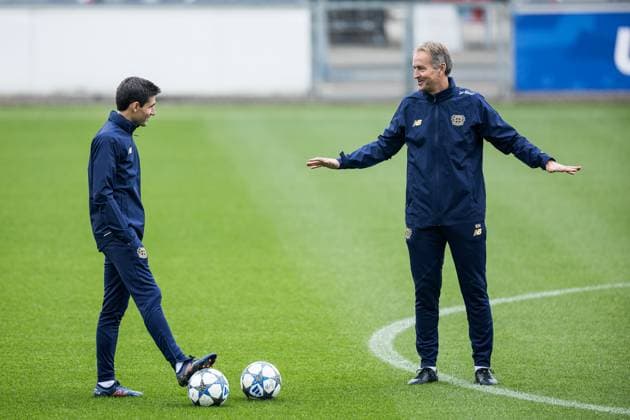 UEFA Champions League: Abschlusstraining Bayer 04 Leverkusen; 30.09.2025 Sergi Runge (Co-Trainer Bayer 04 Leverkusen) und Kasper Hjulmand (Cheftrainer Bayer 04 Leverkusen) UEFA Champions League: Abschlusstraining Bayer 04 Leverkusen, Leverkusen, Ulrich-Haberland-Stadion am 30.09.2025 Copyright: xBEAUTIFULxSPORTS Wunderlx
