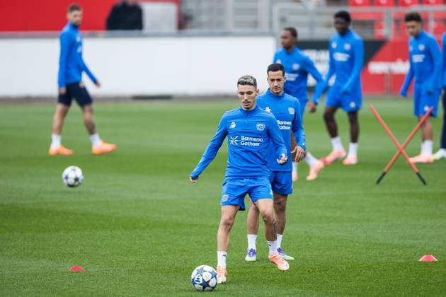 UEFA Champions League: Abschlusstraining Bayer 04 Leverkusen; 30.09.2025 Alejandro Grimaldo (Bayer 04 Leverkusen, 20) am Ball UEFA Champions League: Abschlusstraining Bayer 04 Leverkusen, Leverkusen, Ulrich-Haberland-Stadion am 30.09.2025 Copyright: xBEAUTIFULxSPORTS Wunderlx
