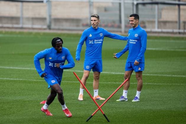 UEFA Champions League: Abschlusstraining Bayer 04 Leverkusen; 30.09.2025 Alejandro Grimaldo (Bayer 04 Leverkusen, 20) und Lucas Vazquez (Bayer 04 Leverkusen, 21) im Training UEFA Champions League: Abschlusstraining Bayer 04 Leverkusen, Leverkusen, Ulrich-Haberland-Stadion am 30.09.2025 Copyright: xBEAUTIFULxSPORTS Wunderlx