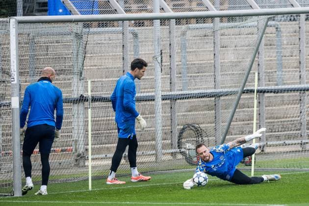 UEFA Champions League: Abschlusstraining Bayer 04 Leverkusen; 30.09.2025 Mark Flekken (Bayer 04 Leverkusen, 1) hechtet nach einem Ball UEFA Champions League: Abschlusstraining Bayer 04 Leverkusen, Leverkusen, Ulrich-Haberland-Stadion am 30.09.2025 Copyright: xBEAUTIFULxSPORTS Wunderlx