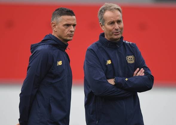 30.09.2025, xophax, Fussball , Champions-League Bayer Leverkusen Training vor dem Spiel gegen PSV Eindhoven Trainer Kasper Hjulmand , rechts und sein Co-Trainer Rogier Meijer , links ( beide Bayer 04 ) Leverkusen