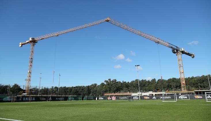 Trainingsgelände Baustelle Baukräne Übersicht Fußball Fussball Training 1.Bundesliga Herren DFL Saison 2025 2026 30.09.2025 1.FC Union Berlin FCU DFL regulations prohibit any use of photographs as image sequences and or quasi-video.