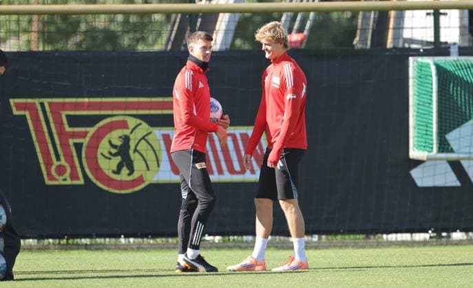 Janik Haberer redet mit Tom Rothe Fußball Fussball Training 1.Bundesliga Herren DFL Saison 2025 2026 30.09.2025 1.FC Union Berlin FCU DFL regulations prohibit any use of photographs as image sequences and or quasi-video.