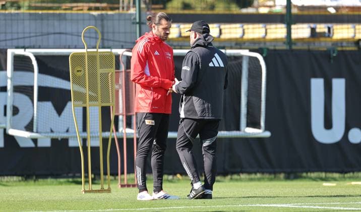 Trainer Steffen Baumgart redet mit Christopher Trimmel Fußball Fussball Training 1.Bundesliga Herren DFL Saison 2025 2026 30.09.2025 1.FC Union Berlin FCU DFL regulations prohibit any use of photographs as image sequences and or quasi-video.