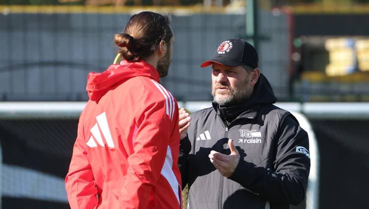 Trainer Steffen Baumgart redet mit Christopher Trimmel Fußball Fussball Training 1.Bundesliga Herren DFL Saison 2025 2026 30.09.2025 1.FC Union Berlin FCU DFL regulations prohibit any use of photographs as image sequences and or quasi-video.