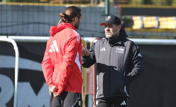 Trainer Steffen Baumgart redet mit Christopher Trimmel Fußball Fussball Training 1.Bundesliga Herren DFL Saison 2025 2026 30.09.2025 1.FC Union Berlin FCU DFL regulations prohibit any use of photographs as image sequences and or quasi-video.
