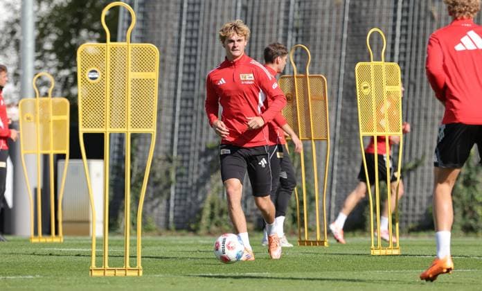 Tom Rothe am Ball Einzelbild Freisteller Aktion Fußball Fussball Training 1.Bundesliga Herren DFL Saison 2025 2026 30.09.2025 1.FC Union Berlin FCU DFL regulations prohibit any use of photographs as image sequences and or quasi-video.