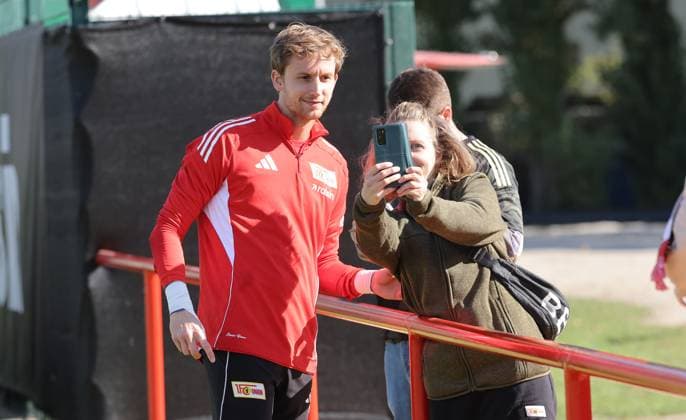 Torwart Frederik Rönnow lässt Selfie machen Fußball Fussball Training 1.Bundesliga Herren DFL Saison 2025 2026 30.09.2025 1.FC Union Berlin FCU DFL regulations prohibit any use of photographs as image sequences and or quasi-video.