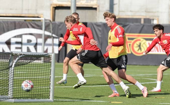 Andras Schäfer, Aljoscha Kemlein Zweikampf Spielszene Aktion Fußball Fussball Training 1.Bundesliga Herren DFL Saison 2025 2026 30.09.2025 1.FC Union Berlin FCU DFL regulations prohibit any use of photographs as image sequences and or quasi-video.