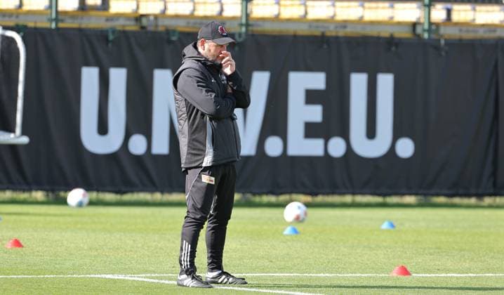 Trainer Steffen Baumgart Einzelbild Freisteller Aktion Fußball Fussball Training 1.Bundesliga Herren DFL Saison 2025 2026 30.09.2025 1.FC Union Berlin FCU DFL regulations prohibit any use of photographs as image sequences and or quasi-video.