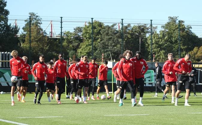 Union Mannschaft beim Warmlaufen Fußball Fussball Training 1.Bundesliga Herren DFL Saison 2025 2026 30.09.2025 1.FC Union Berlin FCU DFL regulations prohibit any use of photographs as image sequences and or quasi-video.