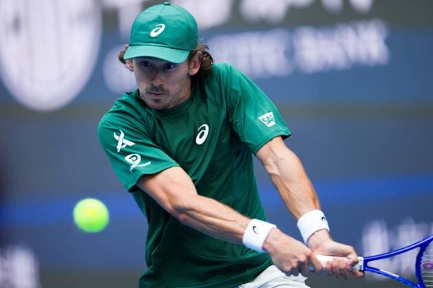 (250930) -- BEIJING, Sept. 30, 2025 -- Alex De Minaur hits a return during the men s singles semifinal match between Jannik Sinner of Italy and Alex De Minaur of Australia at 2025 China Open tennis tournament in Beijing, China, Sept. 30, 2025. ) (SP)CHINA-BEIJING-TENNIS-CHINA OPEN-MEN S SINGLES-SEMIFINALS (CN) NaxYuqi 
