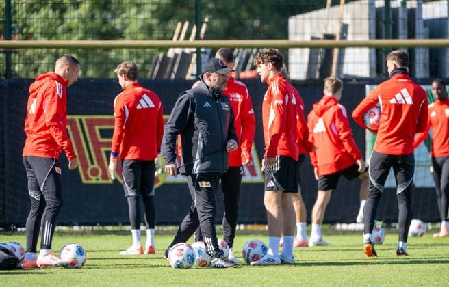 Fußball, Herren, Saison 2025 2026, 1. Bundesliga, 1. FC Union Berlin, Training, v. l. Marin Ljubicic (1. FC Union Berlin), Trainer Steffen Baumgart (1. FC Union Berlin), Duje Sliskovic (1. FC Union Berlin), 30.09. 2025, Copyright: xMatthiasxKochx
