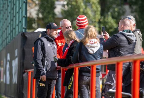 Fußball, Herren, Saison 2025 2026, 1. Bundesliga, 1. FC Union Berlin, Training, Trainer Steffen Baumgart (1. FC Union Berlin) und Fans, 30.09. 2025, Copyright: xMatthiasxKochx