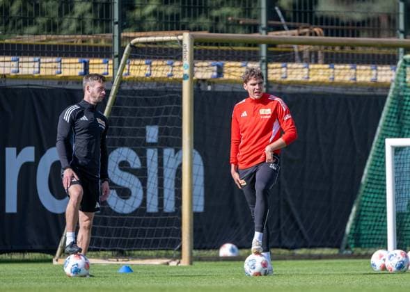 Fußball, Herren, Saison 2025 2026, 1. Bundesliga, 1. FC Union Berlin, Training, v. l. Reha-Trainer Johannes Thienel (1. FC Union), Robert Skov (1. FC Union Berlin), 30.09. 2025, Copyright: xMatthiasxKochx