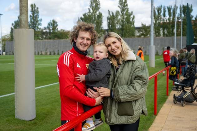 Fußball, Herren, Saison 2025 2026, 1. Bundesliga, 1. FC Union Berlin, Training, v. l. Alex Kral (1. FC Union Berlin) mit Sohn Nikolas und Frau Marketa, 30.09. 2025, Copyright: xMatthiasxKochx