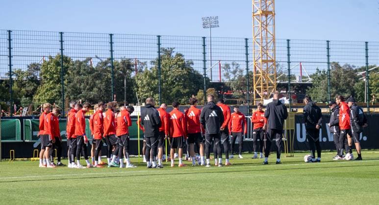 Fußball, Herren, Saison 2025 2026, 1. Bundesliga, 1. FC Union Berlin, Training, Ansprache Trainer Steffen Baumgart (3. v. r., 1. FC Union Berlin), 30.09. 2025, Copyright: xMatthiasxKochx