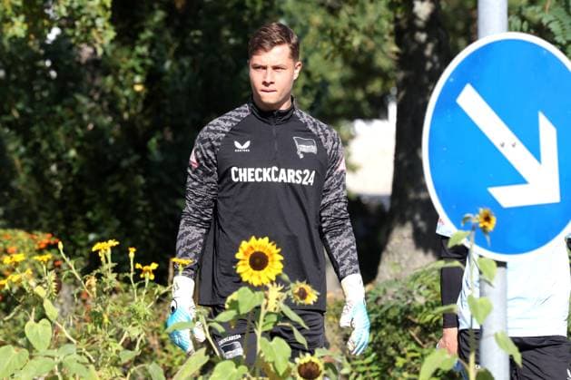 DEU, DFL, 2. FBL Hertha BSC, Training, 30.09.2025, Sportforum, Berlin, DEU, DFL, 2. FBL Hertha BSC, Training, im Bild Tjark Ernst (Hertha BSC Berlin 1), Sonnenblume DFL - regulations prohibit any use of Photographs as image sequences and or quasi-video *** DEU, DFL, 2 FBL Hertha BSC, Training, 30 09 2025, Sportforum, Berlin, DEU, DFL, 2 FBL Hertha BSC, Training, im Bild Tjark Ernst Hertha BSC Berlin 1 , Sonnenblume DFL regulations prohibit any use of Photographs as image sequences and or quasi video nordphotoxGmbHx xEngler nph00076