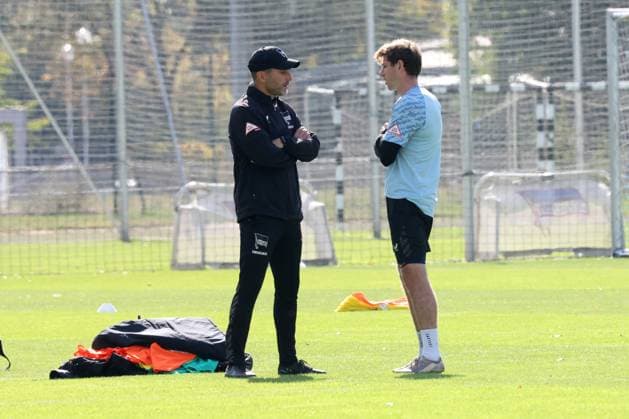 DEU, DFL, 2. FBL Hertha BSC, Training, 30.09.2025, Sportforum, Berlin, DEU, DFL, 2. FBL Hertha BSC, Training, im Bild Cheftrainer Stefan Leitl (Hertha BSC Berlin), Leon Jensen (Hertha BSC Berlin 5) DFL - regulations prohibit any use of Photographs as image sequences and or quasi-video