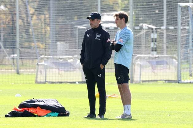 DEU, DFL, 2. FBL Hertha BSC, Training, 30.09.2025, Sportforum, Berlin, DEU, DFL, 2. FBL Hertha BSC, Training, im Bild Cheftrainer Stefan Leitl (Hertha BSC Berlin), Leon Jensen (Hertha BSC Berlin 5) DFL - regulations prohibit any use of Photographs as image sequences and or quasi-video
