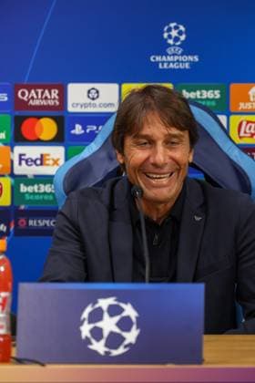 September 30, 2025, Napoli, Campania, ITALIA: Antonio Conte Head Coach of SSC Napoli During the press conference, PK, Pressekonferenz on September 30, 2025, valid for the Champions League, before the 2025 26 match between Napoli and Sporting Lisbon in Naples at the Stadio Maradona..In the photo: Napoli ITALIA - ZUMAs236 20250930_aap_s236_008 Copyright: xFabioxSassox