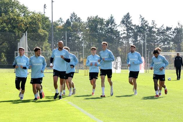 DEU, DFL, 2. FBL Hertha BSC, Training, 30.09.2025, Sportforum, Berlin, DEU, DFL, 2. FBL Hertha BSC, Training, im Bild warmlaufen, Aufwaermtraining, Hertha-Spielerkreis DFL - regulations prohibit any use of Photographs as image sequences and or quasi-video