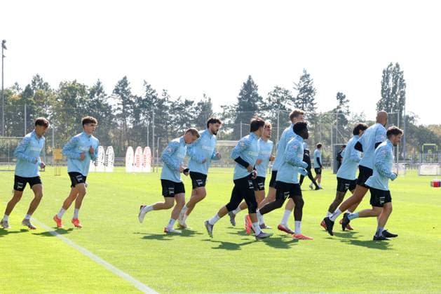 DEU, DFL, 2. FBL Hertha BSC, Training, 30.09.2025, Sportforum, Berlin, DEU, DFL, 2. FBL Hertha BSC, Training, im Bild warmlaufen, Aufwaermtraining, Hertha-Spielerkreis DFL - regulations prohibit any use of Photographs as image sequences and or quasi-video