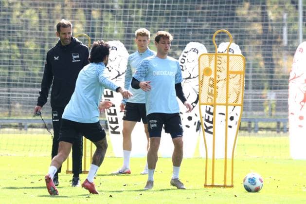 DEU, DFL, 2. FBL Hertha BSC, Training, 30.09.2025, Sportforum, Berlin, DEU, DFL, 2. FBL Hertha BSC, Training, im Bild Leon Jensen (Hertha BSC Berlin 5), Kevin Sessa (Hertha BSC Berlin 8), Luca Schuler (Hertha BSC Berlin 18), Co-Trainer Andre Mijatovic (Hertha BSC Berlin) DFL - regulations prohibit any use of Photographs as image sequences and or quasi-video