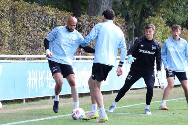 DEU, DFL, 2. FBL Hertha BSC, Training, 30.09.2025, Sportforum, Berlin, DEU, DFL, 2. FBL Hertha BSC, Training, im Bild John Anthony Brooks (Hertha BSC Berlin 25), Tjark Ernst (Hertha BSC Berlin 1), Agust’n Rogel (Hertha BSC Berlin 3) DFL - regulations prohibit any use of Photographs as image sequences and or quasi-video