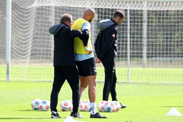 DEU, DFL, 2. FBL Hertha BSC, Training, 30.09.2025, Sportforum, Berlin, DEU, DFL, 2. FBL Hertha BSC, Training, im Bild John Anthony Brooks (Hertha BSC Berlin 25), Juergen Lange (Therapeut Hertha BSC), Co-Trainer Andre Mijatovic (Hertha BSC Berlin) DFL - regulations prohibit any use of Photographs as image sequences and or quasi-video