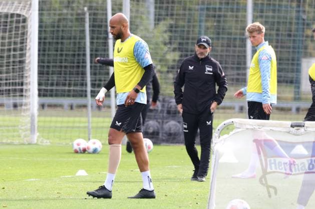 DEU, DFL, 2. FBL Hertha BSC, Training, 30.09.2025, Sportforum, Berlin, DEU, DFL, 2. FBL Hertha BSC, Training, im Bild John Anthony Brooks (Hertha BSC Berlin 25), Cheftrainer Stefan Leitl (Hertha BSC Berlin), äLuca Schuler (Hertha BSC Berlin 18) DFL - regulations prohibit any use of Photographs as image sequences and or quasi-video