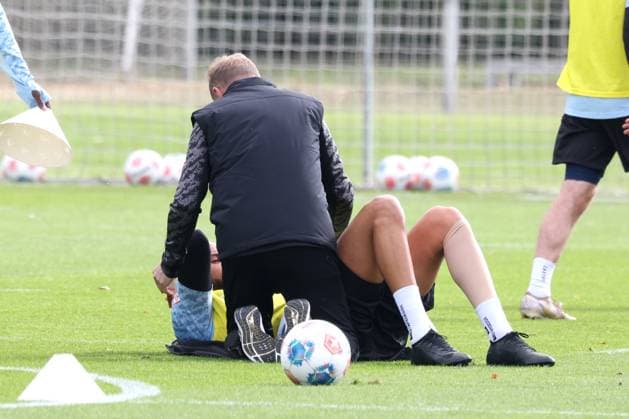 DEU, DFL, 2. FBL Hertha BSC, Training, 30.09.2025, Sportforum, Berlin, DEU, DFL, 2. FBL Hertha BSC, Training, im Bild John Anthony Brooks (Hertha BSC Berlin 25), Juergen Lange (Therapeut Hertha BSC) DFL - regulations prohibit any use of Photographs as image sequences and or quasi-video