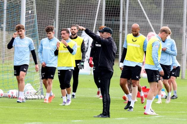 DEU, DFL, 2. FBL Hertha BSC, Training, 30.09.2025, Sportforum, Berlin, DEU, DFL, 2. FBL Hertha BSC, Training, im Bild Cheftrainer Stefan Leitl (Hertha BSC Berlin), Hertha-Spielerkreis, John Anthony Brooks (Hertha BSC Berlin 25) DFL - regulations prohibit any use of Photographs as image sequences and or quasi-video