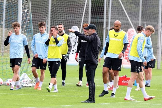 DEU, DFL, 2. FBL Hertha BSC, Training, 30.09.2025, Sportforum, Berlin, DEU, DFL, 2. FBL Hertha BSC, Training, im Bild Cheftrainer Stefan Leitl (Hertha BSC Berlin), Hertha-Spielerkreis, John Anthony Brooks (Hertha BSC Berlin 25) DFL - regulations prohibit any use of Photographs as image sequences and or quasi-video