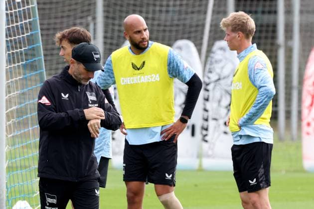 DEU, DFL, 2. FBL Hertha BSC, Training, 30.09.2025, Sportforum, Berlin, DEU, DFL, 2. FBL Hertha BSC, Training, im Bild Cheftrainer Stefan Leitl (Hertha BSC Berlin), Hertha-Spielerkreis, John Anthony Brooks (Hertha BSC Berlin 25), Luca Schuler (Hertha BSC Berlin 18) DFL - regulations prohibit any use of Photographs as image sequences and or quasi-video