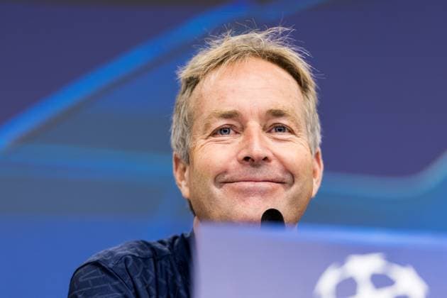 UEFA Champions League: Pressekonferenz Bayer 04 Leverkusen; 30.09.2025 Kasper Hjulmand (Cheftrainer Bayer 04 Leverkusen) lächelt während der Pressekonferenz UEFA Champions League: Pressekonferenz Bayer 04 Leverkusen, Leverkusen, BayArena am 30.09.2025 Copyright: xBEAUTIFULxSPORTS Wunderlx