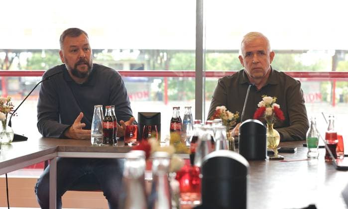 Pressesprecher Christian Arbeit, Präsident Dirk Zingler Pressekonferenz zum Stadionausbau Fußball Fussball Bundesliga Herren DFL Saison 2024 2025 30.09.2025 1.FC Union Berlin FCU DFL regulations prohibit any use of photographs as image sequences and or quasi-video.