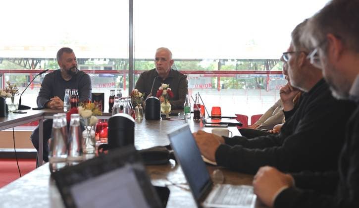 Pressesprecher Christian Arbeit, Präsident Dirk Zingler Pressekonferenz zum Stadionausbau Fußball Fussball Bundesliga Herren DFL Saison 2024 2025 30.09.2025 1.FC Union Berlin FCU DFL regulations prohibit any use of photographs as image sequences and or quasi-video.