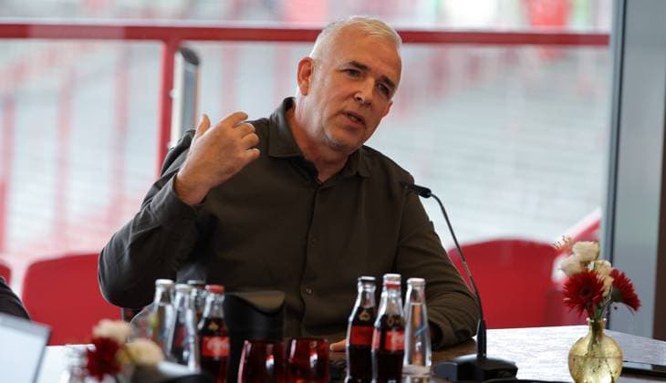 Präsident Dirk Zingler Pressekonferenz zum Stadionausbau Fußball Fussball Bundesliga Herren DFL Saison 2024 2025 30.09.2025 1.FC Union Berlin FCU DFL regulations prohibit any use of photographs as image sequences and or quasi-video.