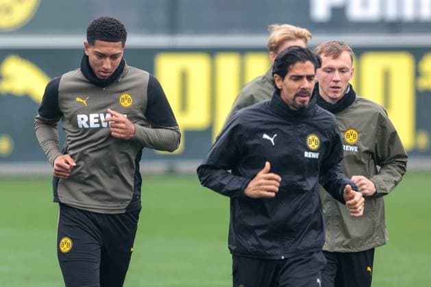 30.09.2025, Abschlusstraining zum UEFA Champions League Spiel zwischen Borussia Dortmund und Atletico Bilbao, v. l. Jobe Bellingham (Borussia Dortmund), Athletiktrainer Marcelo Martins (Borussia Dortmund), Maximilian Beier (Borussia Dortmund), Dortmund Trainingsgelände Borussia Dortmund NRW Deutschland xRHR-FOTO DEx Copyright: DennisxEwert RHR-FOTOx RHR-FOTO DE