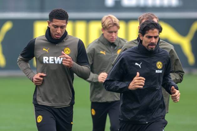 30.09.2025, Abschlusstraining zum UEFA Champions League Spiel zwischen Borussia Dortmund und Atletico Bilbao, v. l. Jobe Bellingham (Borussia Dortmund), Daniel Svensson (Borussia Dortmund), Athletiktrainer Marcelo Martins (Borussia Dortmund), Dortmund Trainingsgelände Borussia Dortmund NRW Deutschland xRHR-FOTO DEx Copyright: DennisxEwert RHR-FOTOx RHR-FOTO DE